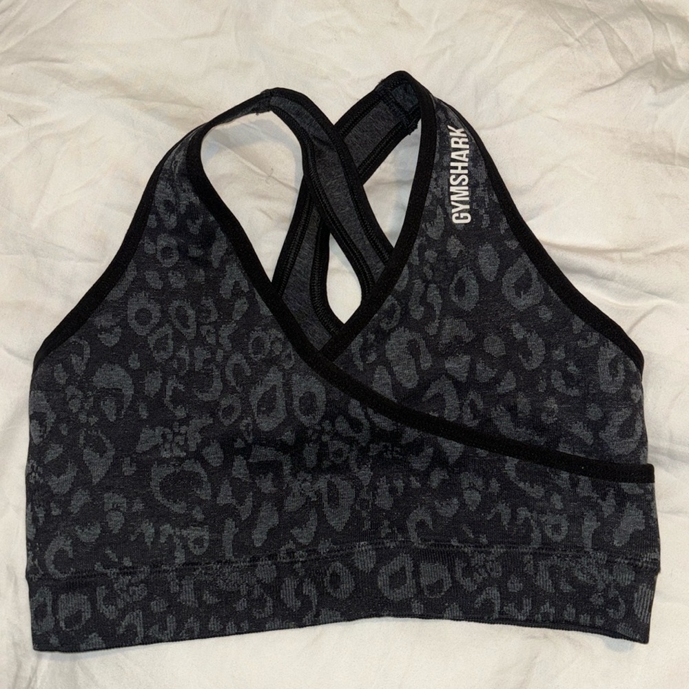 Never worn Gymshark women's sports bra in size medium